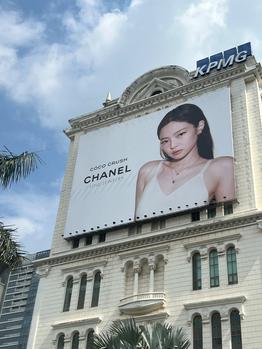 namanhna's tweet photo. Oh wow turns out there are actually 3 #JENNIE for CHANEL Coco Crush billboards in Ho Chi Minh City!! 😍

1. Liberty Central Saigon Centre
2. Saigon Paragon Building
3. The Waterfront Saigon https://t.co/fJ53DMUUcm