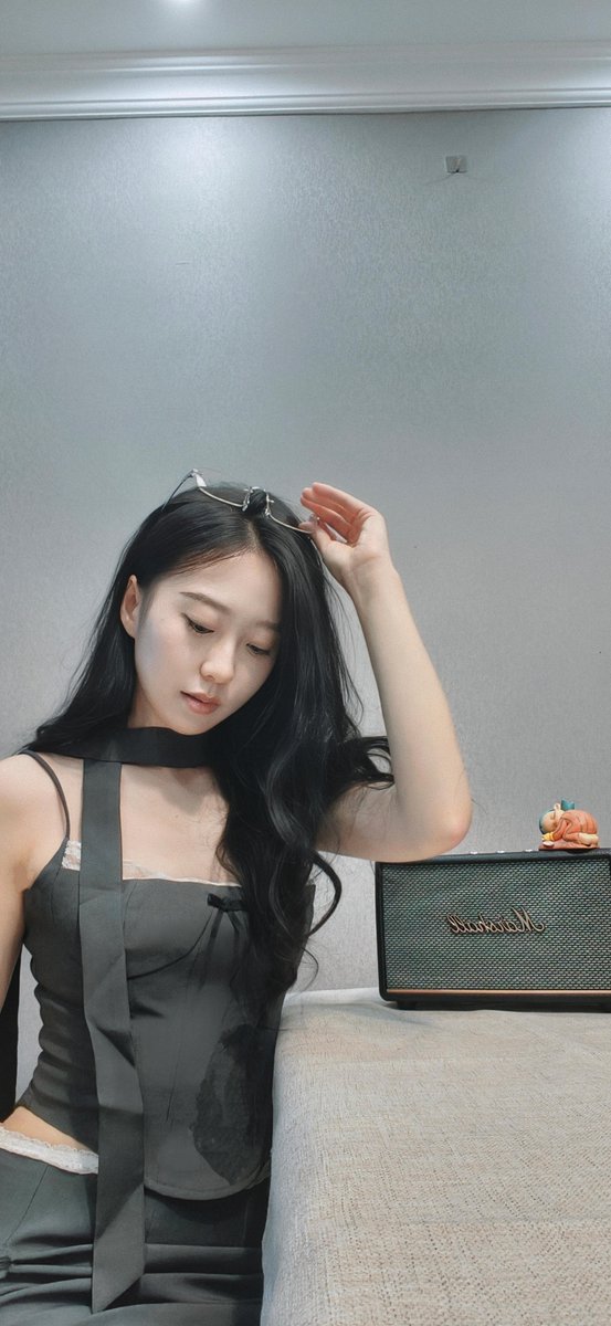 Petr1747504's tweet photo. 95后｜已婚｜老师 🎀  
这里是一个不太敢在朋友圈发牢骚的小树洞。 
工作有点累，生活偶尔烦，偶尔也想找个地方说说话。
此生固短，仿佛一场梦，所以，开心一点，松弛一点，凡事不要太上心。
希望在这里认识一些有趣、真诚、同频的人。 
#老师 #反差 #新人 https://t.co/DkBL4k5ea4