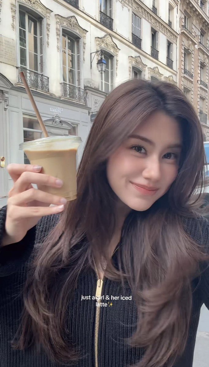 im_sunnieee's tweet photo. Coffee girl in Paris ☕️ 

#CHANELSS27xLenaMiu
#LalinaLena #MiuNatsha 
#CHANELSpringSummer 
#CHANEL #PFW https://t.co/SEJUmbr2Hh