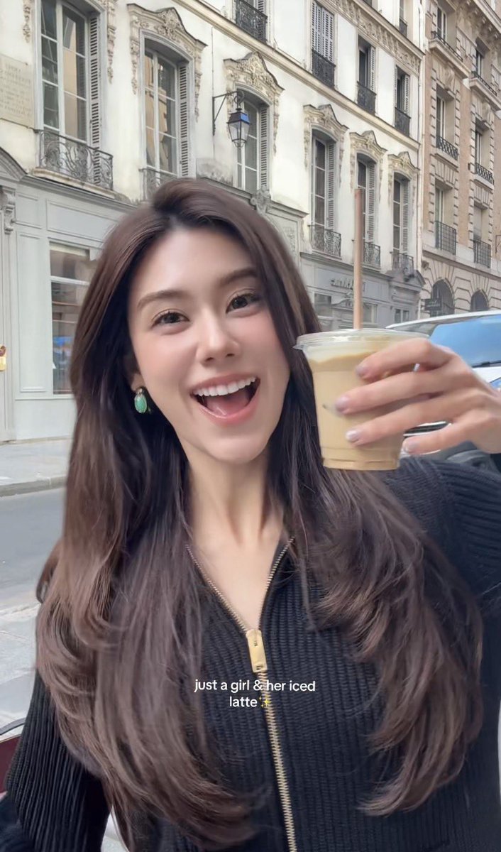 im_sunnieee's tweet photo. Coffee girl in Paris ☕️ 

#CHANELSS27xLenaMiu
#LalinaLena #MiuNatsha 
#CHANELSpringSummer 
#CHANEL #PFW https://t.co/SEJUmbr2Hh