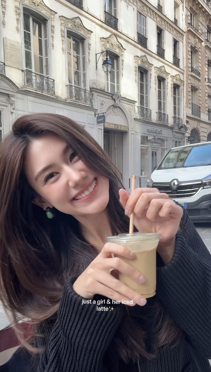 im_sunnieee's tweet photo. Coffee girl in Paris ☕️ 

#CHANELSS27xLenaMiu
#LalinaLena #MiuNatsha 
#CHANELSpringSummer 
#CHANEL #PFW https://t.co/SEJUmbr2Hh