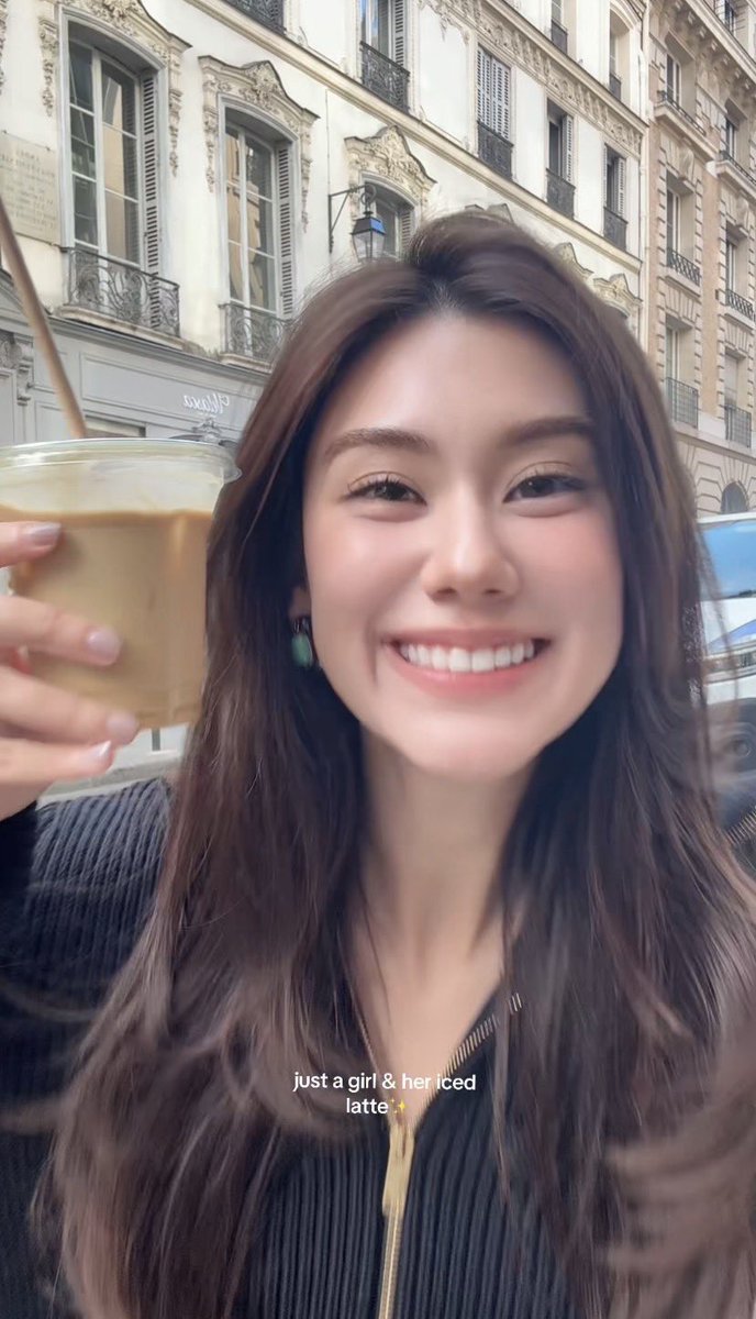 im_sunnieee's tweet photo. Coffee girl in Paris ☕️ 

#CHANELSS27xLenaMiu
#LalinaLena #MiuNatsha 
#CHANELSpringSummer 
#CHANEL #PFW https://t.co/SEJUmbr2Hh