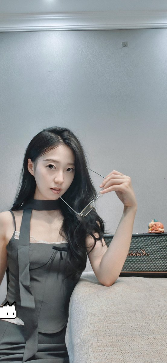 Petr1747504's tweet photo. 95后｜已婚｜老师 🎀  
这里是一个不太敢在朋友圈发牢骚的小树洞。 
工作有点累，生活偶尔烦，偶尔也想找个地方说说话。
此生固短，仿佛一场梦，所以，开心一点，松弛一点，凡事不要太上心。
希望在这里认识一些有趣、真诚、同频的人。 
#老师 #反差 #新人 https://t.co/DkBL4k5ea4
