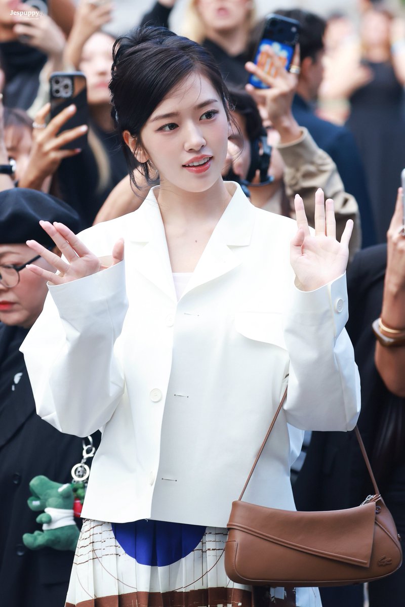 Jespuppy_901's tweet photo. 261004 

#안유진 #아이브 #유진 
#YUJINgoestoPFW  
#LacosteSS27 https://t.co/0nMPtKzgBK