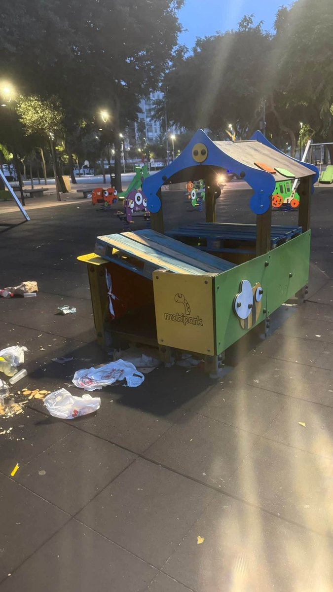 antifazcaballa's tweet photo. Así ha amanecido un céntrico parque infantil hoy en Ceuta, los invasores no respetan absolutamente nada, cualquier lugar es "refugio".

Invasores, expulsión

#ResistenciaCaballa https://t.co/VttR5Uybax