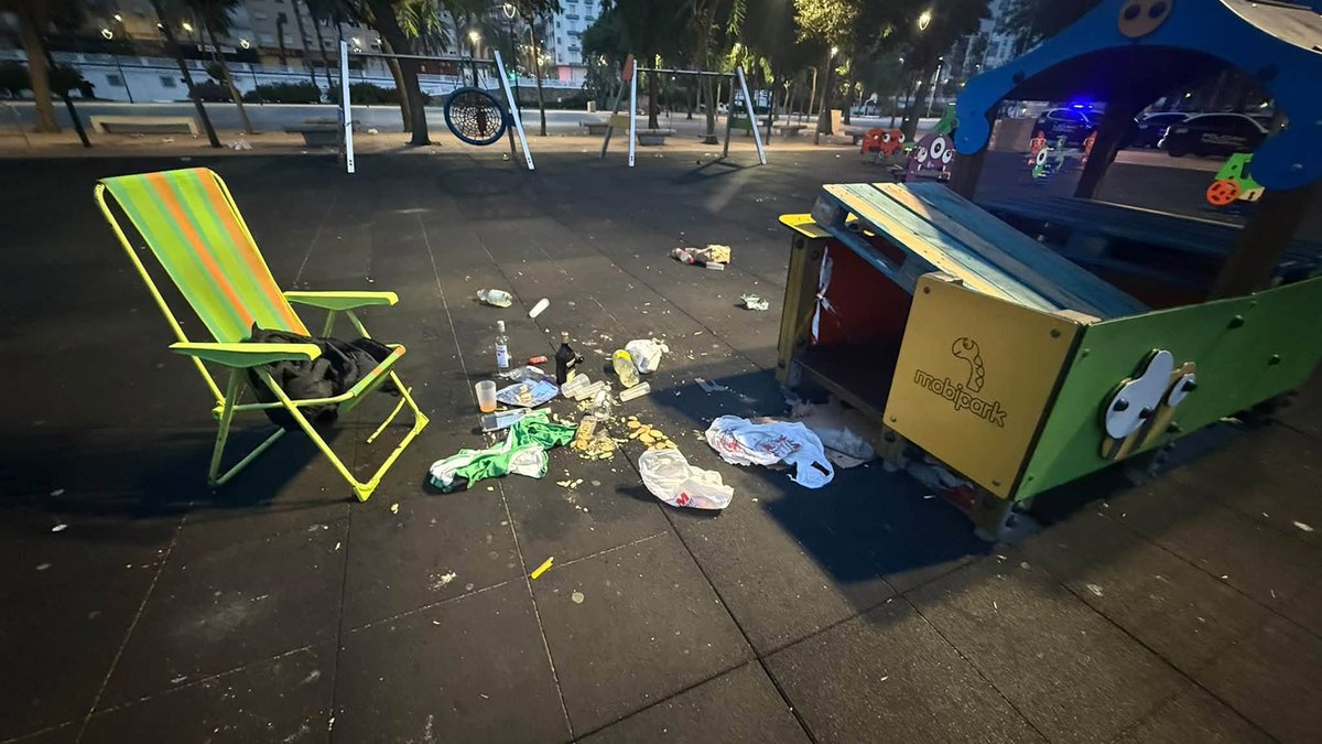 antifazcaballa's tweet photo. Así ha amanecido un céntrico parque infantil hoy en Ceuta, los invasores no respetan absolutamente nada, cualquier lugar es "refugio".

Invasores, expulsión

#ResistenciaCaballa https://t.co/VttR5Uybax