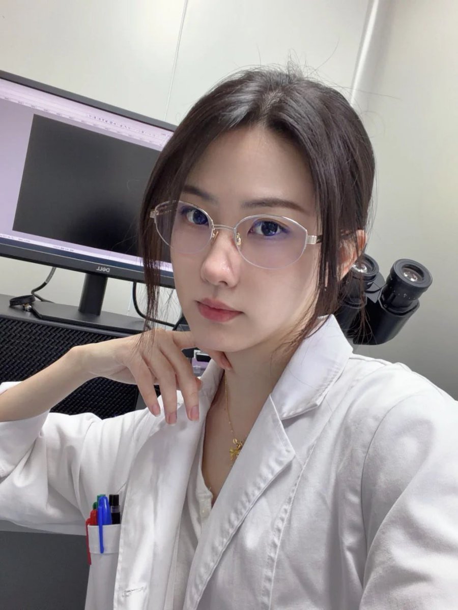 AnnaJohnsomepy's tweet photo. 95后博三医生小小，你们还在放假的时候我白大褂一穿，立刻切换成专业模，别人觉得医生很厉害，其实我也只是努力每天过完的人。 https://t.co/m9JvRhgK7s