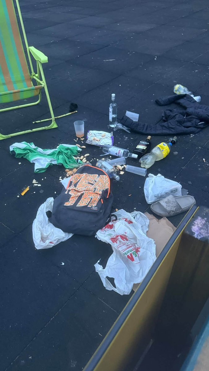antifazcaballa's tweet photo. Así ha amanecido un céntrico parque infantil hoy en Ceuta, los invasores no respetan absolutamente nada, cualquier lugar es "refugio".

Invasores, expulsión

#ResistenciaCaballa https://t.co/VttR5Uybax