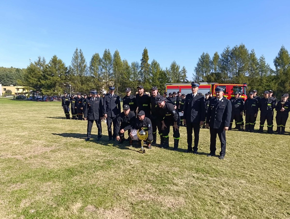 row_info_pl's tweet photo. 🚒🔥 JANKOWICE ZNOWU GÓRĄ!

Strażacka rywalizacja na najwyższych obrotach! 💪⏱️ W Jankowicach odbył się XIV Memoriał im. kpt. Adama Byczka.

Były sekundy, walka do ostatniej chwili i emocje, które momentami sięgały zenitu! 🔥 https://t.co/yp3yXSxp44