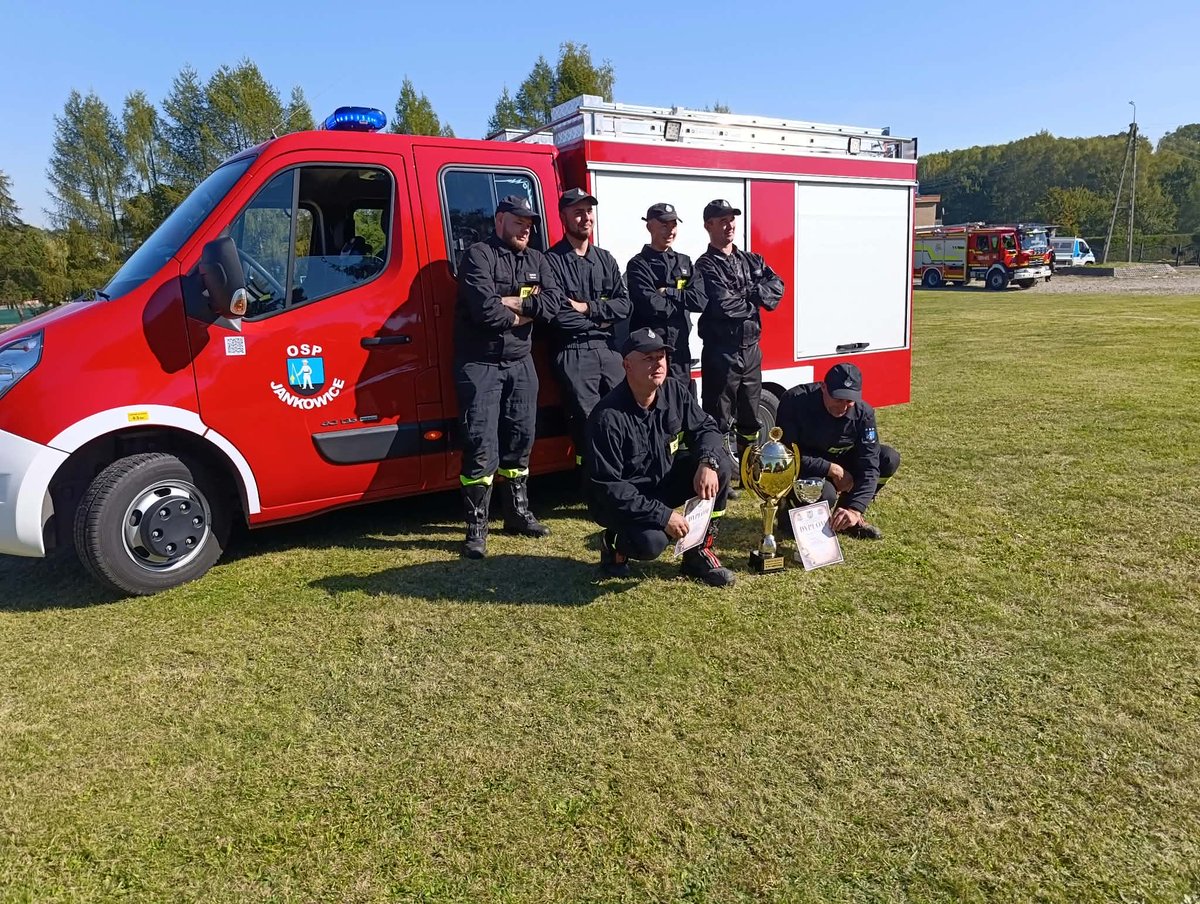 row_info_pl's tweet photo. 🚒🔥 JANKOWICE ZNOWU GÓRĄ!

Strażacka rywalizacja na najwyższych obrotach! 💪⏱️ W Jankowicach odbył się XIV Memoriał im. kpt. Adama Byczka.

Były sekundy, walka do ostatniej chwili i emocje, które momentami sięgały zenitu! 🔥 https://t.co/yp3yXSxp44
