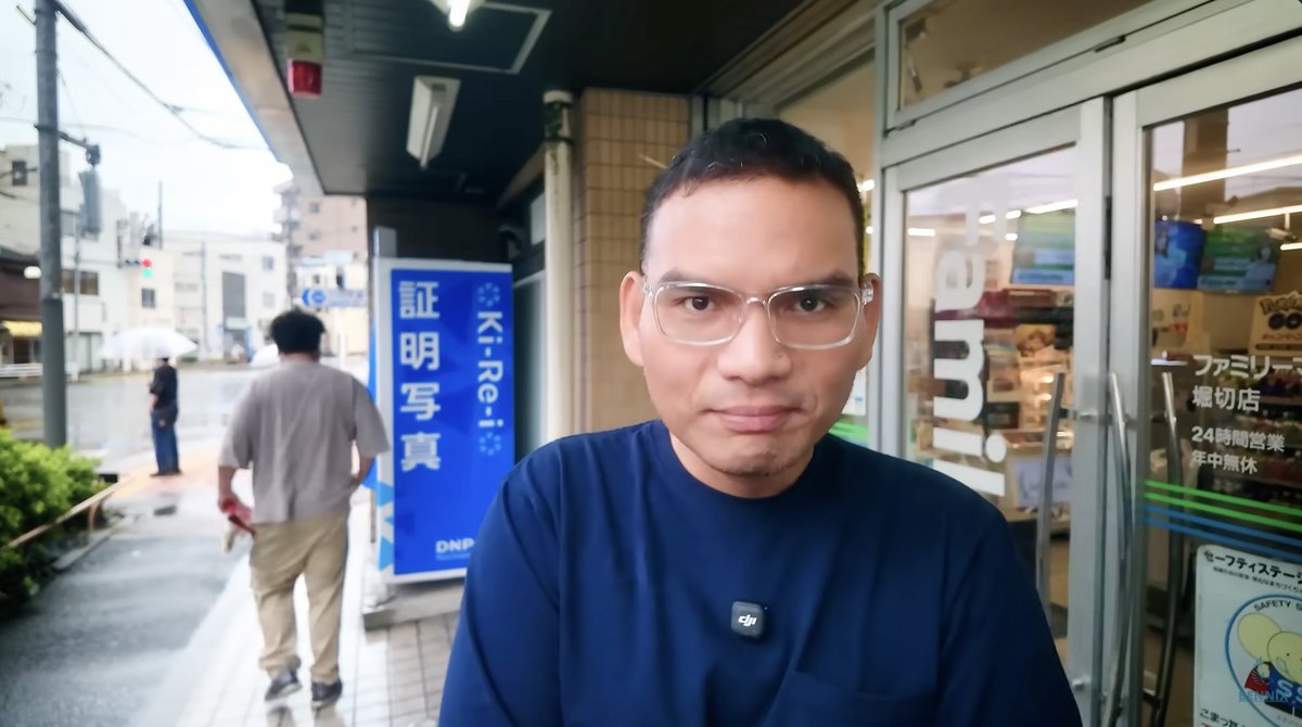 LambeSahamjja's tweet photo. hasil temuan bennix waktu nyobain qris di jepang:

tujuannya
bank indonesia sempet bilang qris udah bisa dipake di jepang, singapura, thailand, malaysia, dan korea

dia sengaja ke jepang tanpa bawa dompet dan uang tunai buat ngebuktiin klaim itu

hasil percobaannya
di minimarket aeon

dia beli minuman terus mau bayar pake qris lewat aplikasi bank mandiri
kasirnya bilang ga bisa, cuma terima visa dan kartu lokal

di 7-eleven
beli dorayaki seharga sekitar 198 yen
coba bayar pake qris, tetep ga bisa
dia becanda hampir dilaporin polisi karena kasirnya bingung

di family mart
dia ganti pake gopay, siapa tau masalahnya di bank
tetep ga bisa juga

alasannya ternyata
pas dia cek, qris indonesia di jepang cuma bisa dipake di sekitar 35 merchant

padahal toko di jepang ada ratusan ribu

dia ngaku ga pernah liat satu pun merchant yang bisa itu

minimarket di sana sebenernya terima qr, tapi qr sistem jepang kayak rakuten pay, bukan qris