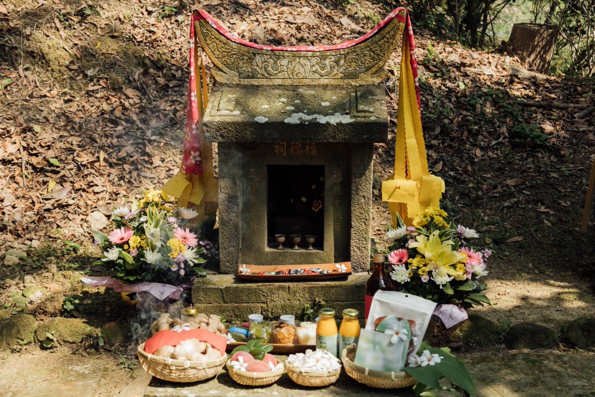 kims1691's tweet photo. [At the ancient altar steps, offerings pile high—blending tradition with quiet warmth.]， https://t.co/WaFVrIus4b