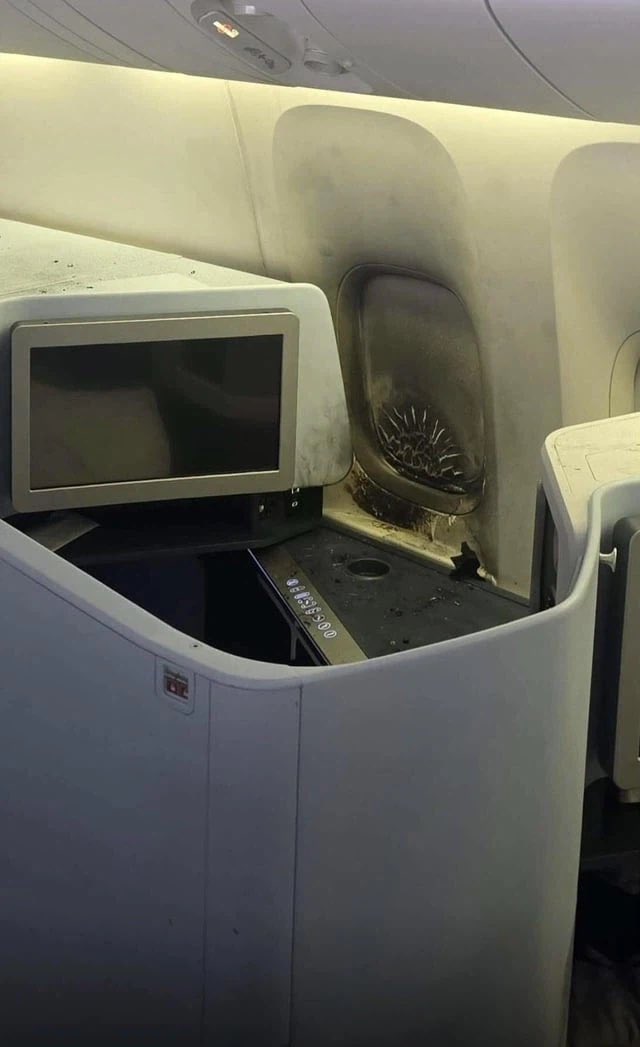 mokapiii0306's tweet photo. Klm 비행기 보조배터리 충전하다가 터져서 회항함 ㅜㅜ 사진보고 진짜 무서웠슨… 근데 klm 전ceo가 충전하다 터진거더라.. 진짜 노어이 ;; https://t.co/OUxBERLw4W