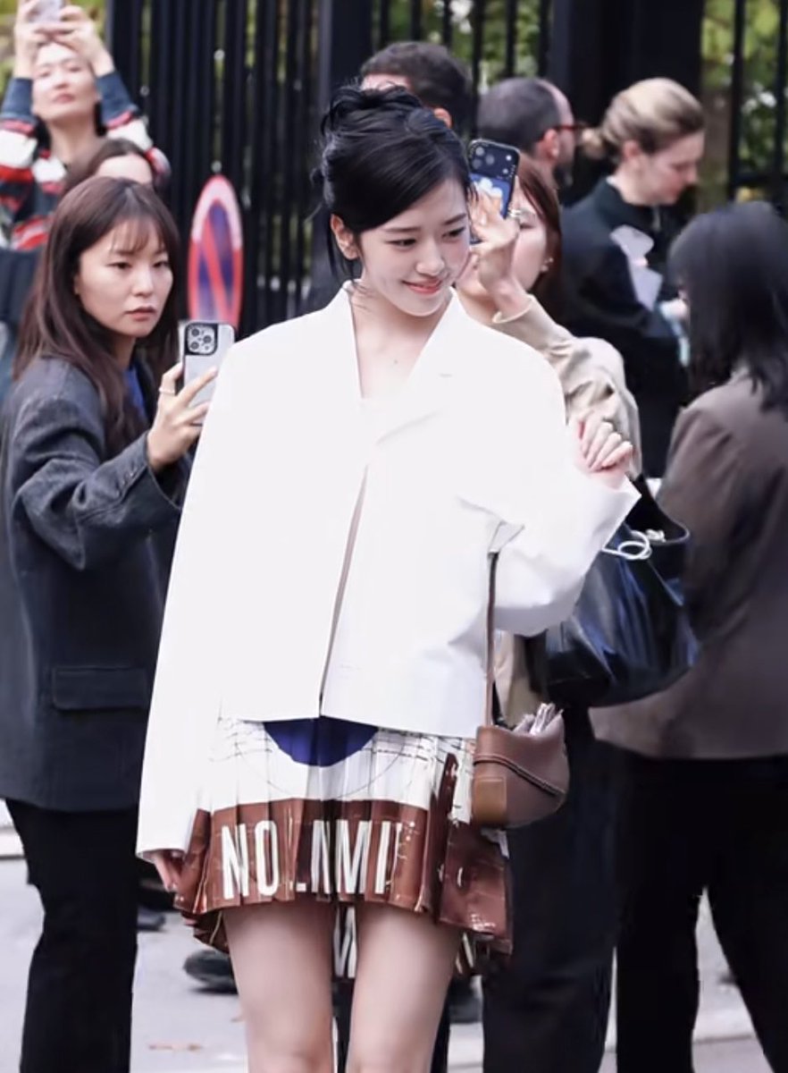 ydysggy's tweet photo. This set of Lacoste outfit on An Yujin got that timeless classy feel we love.

YUJIN AT LACOSTE SS27 PFW
#YUJINxLacoste
#ANYUJIN
#LacosteSS27 https://t.co/swiCVYhTi7
