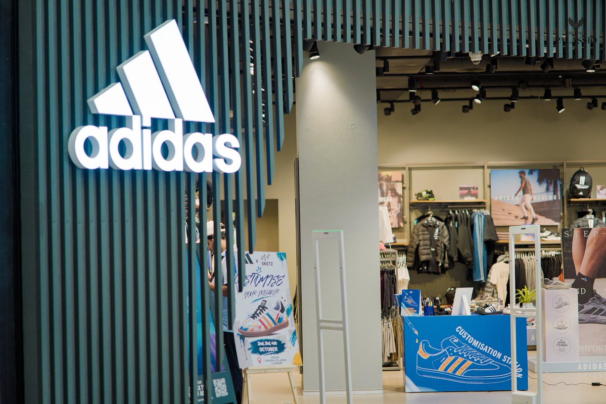 PhoenixPalassio's tweet photo. Sneakers met creativity at the Adidas Customisation Station at Phoenix Palassio. 👟🎨

Today is the last day to add your personal touch and make your pair truly yours! ✨

Head to Adidas at Phoenix Palassio and get creative! https://t.co/KWWT0XGpcA