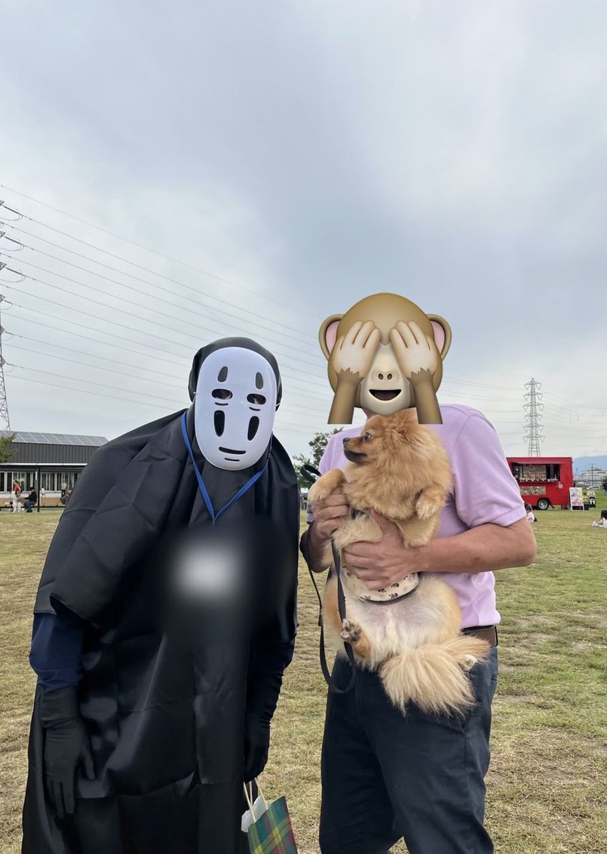 fuuta_2024's tweet photo. 【2026年10月4日(日)】
公園に行ったら、カオナシさんいて...
颯太には不思議なものだったらしい😂😂😂

🐶なに これ！！！？

#颯太 #ポメラニアン颯太 #ポメラニアン #ポメ https://t.co/iGzjsInTJH