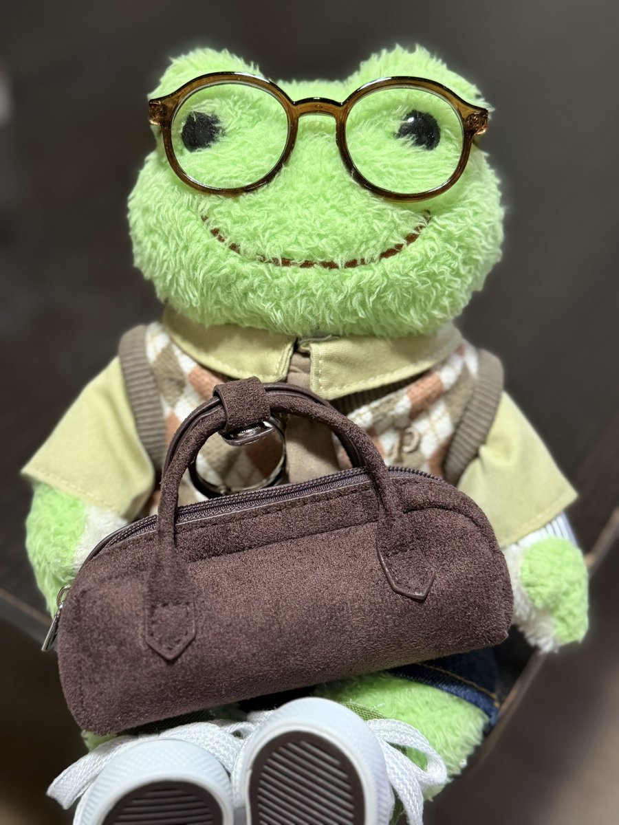 ras_hi_lands's tweet photo. お久しぶりです🐸
モリオは新しいお洋服に模様替えしました🍂トラッドスタイルがよく似合うお兄さんなので、3COINSでレザーバッグも揃えてあげました。 https://t.co/K6szIQJP9O