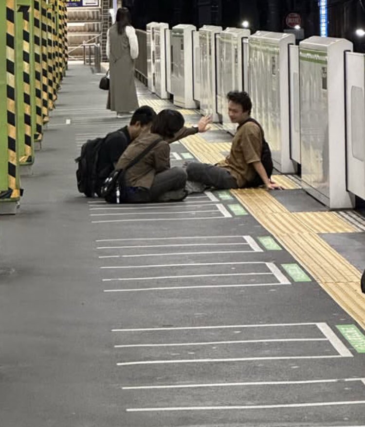 Izumi_Sunagawa's tweet photo. いい加減、こういう光景にはウンザリするな。

そんなに座りたいかね？

地べたに座ってそのまま電車やらバスやらに座られたら汚くてしょうがない。

そもそも邪魔なんだが、まわりに迷惑をかけているという認識がないのかコイツら。 https://t.co/ZHfyNHmMQK