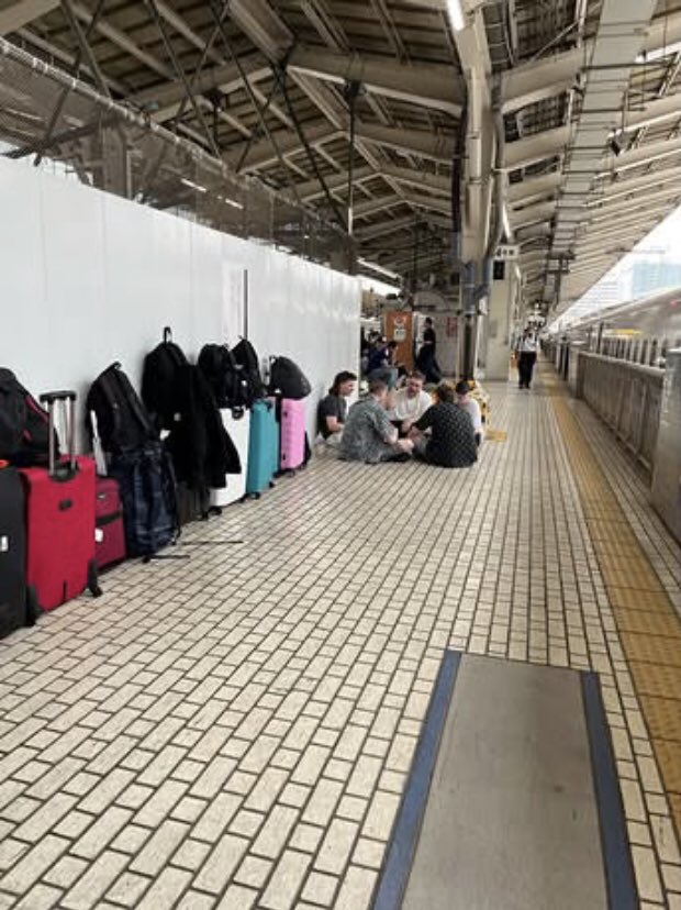 Izumi_Sunagawa's tweet photo. いい加減、こういう光景にはウンザリするな。

そんなに座りたいかね？

地べたに座ってそのまま電車やらバスやらに座られたら汚くてしょうがない。

そもそも邪魔なんだが、まわりに迷惑をかけているという認識がないのかコイツら。 https://t.co/ZHfyNHmMQK