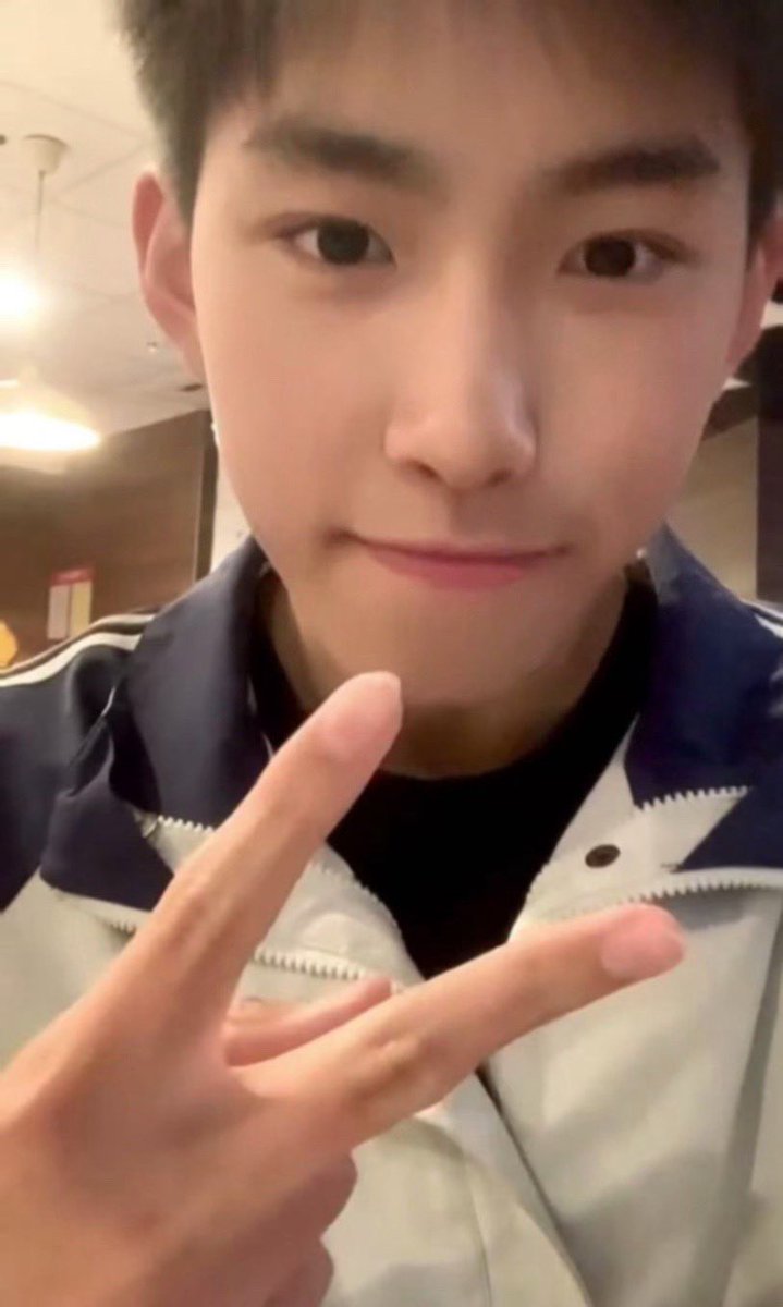 Linexl9's tweet photo. 一张高中的照片 https://t.co/AucfxrhsnB