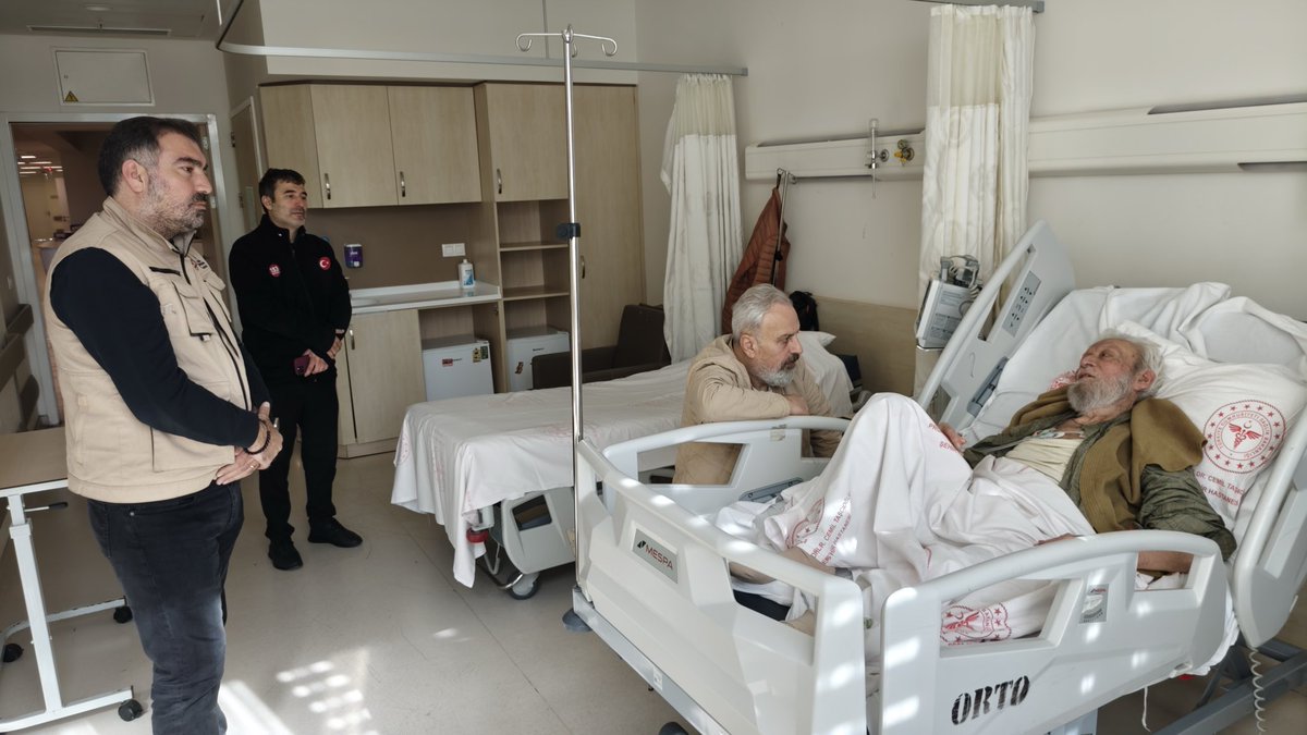mhrpolat's tweet photo. İstanbul’un Mevlevi kültürüne yıllarını vermiş, musikişinas ve ebru sanatçısı Nail Kesova Dede’nin yaşadığı üzücü durumu dün akşam Ali Eyüboğlu Bey’in bu paylaşımından öğrendik. Bu sabah erkenden İBB ekiplerimizle Okmeydanı Hastanesi’ni ziyaret ederek Nail Kesova Dede ve yanında bulunan Cüneyt Bayraktar Bey’le görüştük. Ekiplerimiz, eşi Perihan Hanım’ı ziyaret etmek üzere de tedavi gördüğü hastaneye gidiyorlar.

Kendileriyle iletişim hâlindeyiz; ihtiyaç duydukları desteği sağlamak için elimizden geleni yapacağız. Her ikisine de şifa diliyor, duyarlılığı ve paylaşımı için sayın Ali Eyüboğlu’na (@eyuboglualice) teşekkür ediyorum.