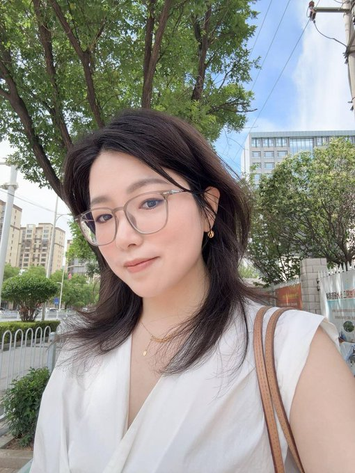 CameronCol86046's tweet photo. 三十多已婚律师阿姨，刚玩推特不久。长相普通身材也一般  应该不会被嫌弃吧        留个小爱心 交个朋友吧😁 https://t.co/uLwC0WjQVn