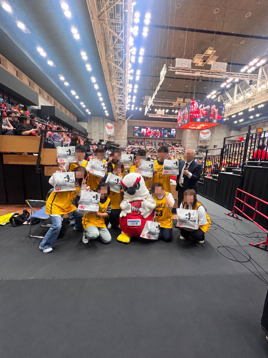 salty_brex's tweet photo. 試合もあっちゃん活躍したし、私もフリースロー1本だけだけど入ったし！
じゃんけんの神は私に微笑んでくれた🫣
ナイスチームブレックス🩵💛
初ますの寿司いただきますっ！！！ https://t.co/3rPq4tKV04