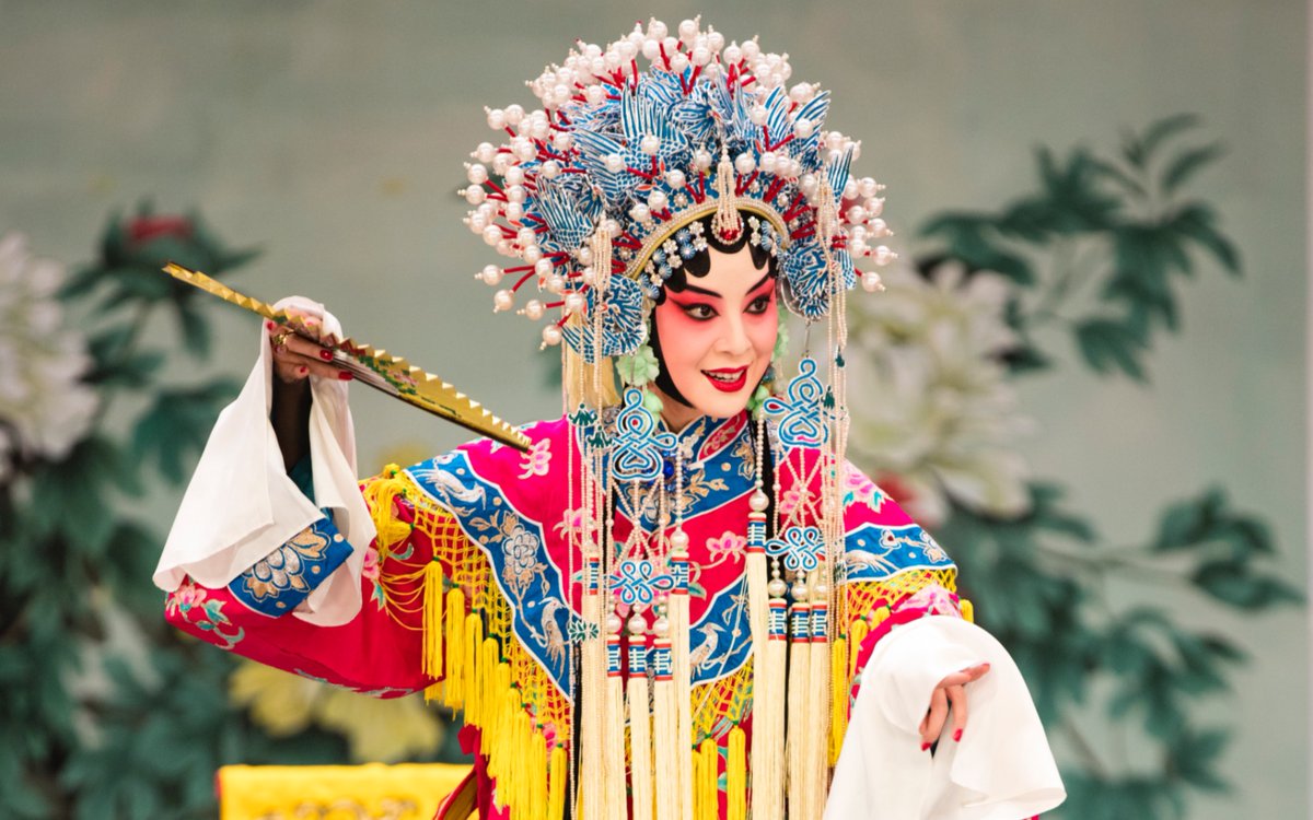 ijaeseon7's tweet photo. A classic Chinese opera stage close-up: the performer’s throat (咽), a tight clenched fist (抠), their melodious singing (咏), gleaming stage teeth (牙), and an intricate inlaid headdress ornament (嵌) catch the light perfectly. https://t.co/nZx4OVr9tz
