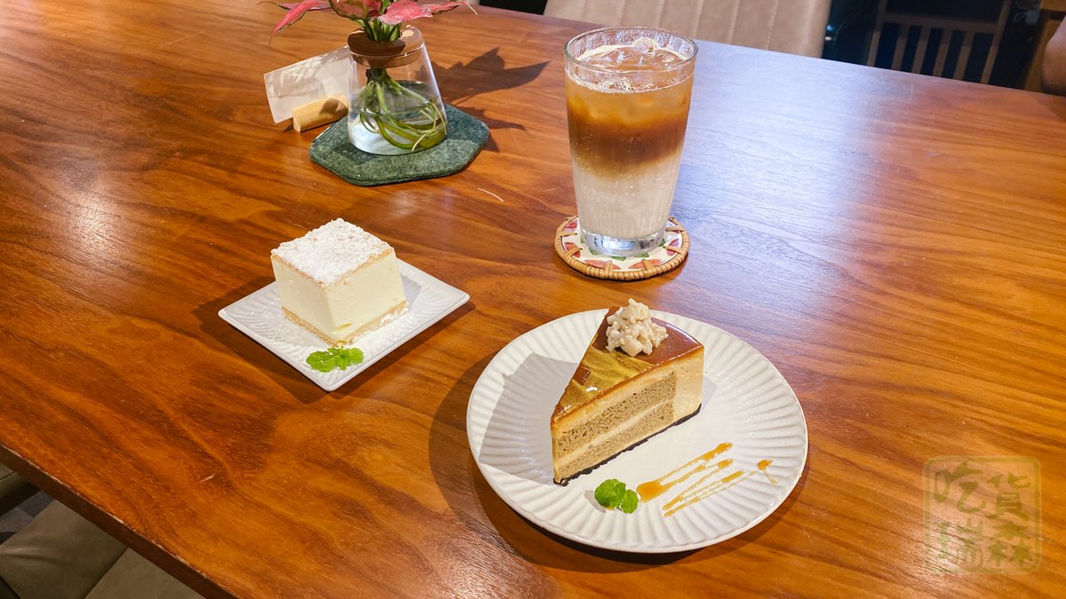 FoodieResen's tweet photo. 三重老眷村的私房甜點！
推開紅磚木門，
整面書牆配黑膠。
點杯漸層冰拿鐵，
挖一口焦糖重乳酪。
安靜到捨不得走！

🍰 https://t.co/H4kiluxDga

週末要衝嗎？

📍 歲月書屋
🚇 新北市三重區正義南路86巷24號
#瑞森慢活中 #新北甜點 https://t.co/N41uCxMv7j