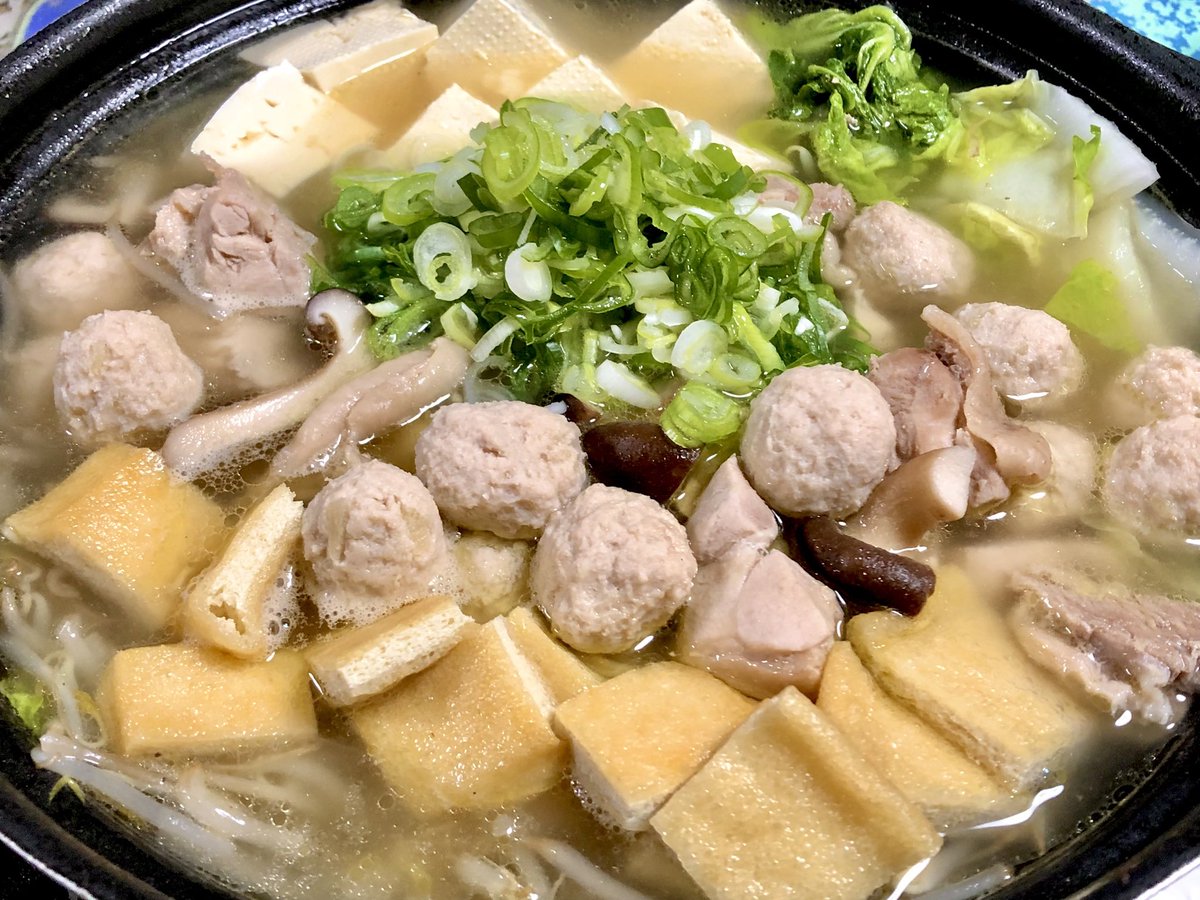 36_0330's tweet photo. 今日の晩ごはんは鶏ねぎ塩鍋🍲
これに細ちぢれ麺も入れて鶏塩ラーメンに🍜

#お腹ペコリン部 #おうちごはん #36飯 https://t.co/DJ3ihxcv1R