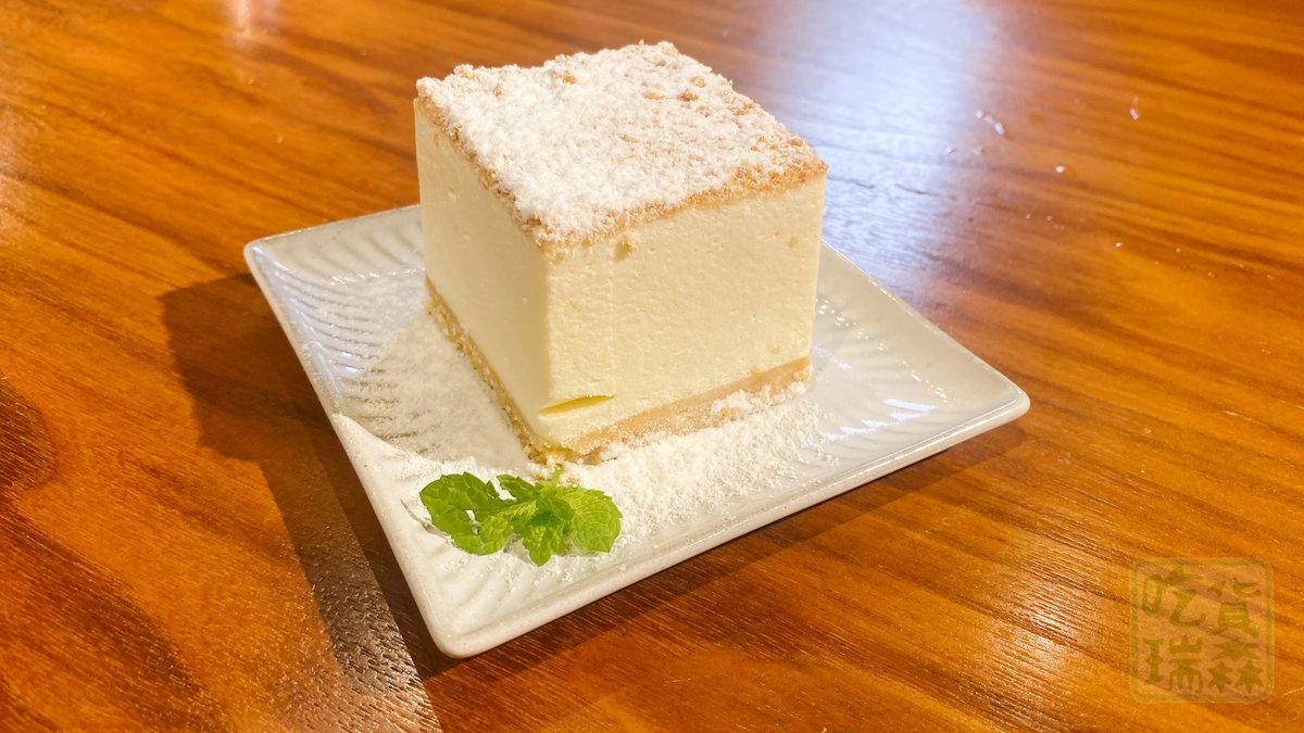 FoodieResen's tweet photo. 三重老眷村的私房甜點！
推開紅磚木門，
整面書牆配黑膠。
點杯漸層冰拿鐵，
挖一口焦糖重乳酪。
安靜到捨不得走！

🍰 https://t.co/H4kiluxDga

週末要衝嗎？

📍 歲月書屋
🚇 新北市三重區正義南路86巷24號
#瑞森慢活中 #新北甜點 https://t.co/N41uCxMv7j