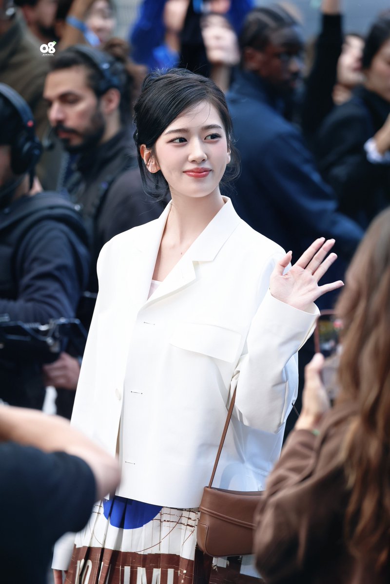 zyou7yu's tweet photo. Fashion insiders around the world are paying close attention to An Yujin's appearance at the Lacoste SS27 show.

YUJIN AT LACOSTESS27 PFW
#YUJINxLacoste
#ANYUJIN
#LacosteSS27 https://t.co/OQKZwx2b3I