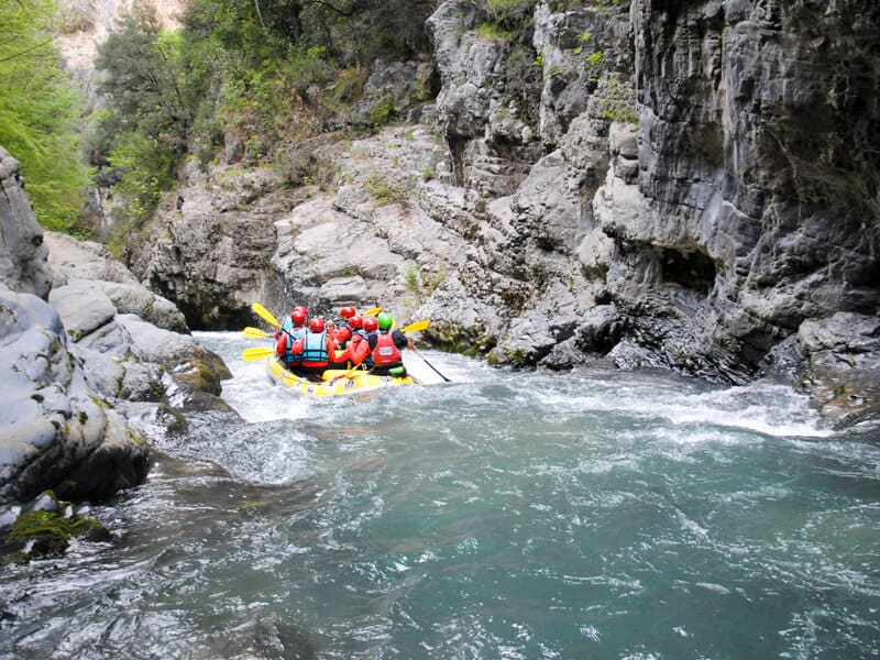 sentieripollino's tweet photo. Tra canyon maestosi e acque cristalline: vivi l'emozione del #Rafting nelle Gole del Lao.  L'avventura perfetta per esplorare il volto più selvaggio del Parco del #Pollino. Scopri altro:
 👇
Rafting gole fiume Lao, Parco Pollino
Foto ©LaoRafting #avventura #calabria https://t.co/vSP5MjJg8U