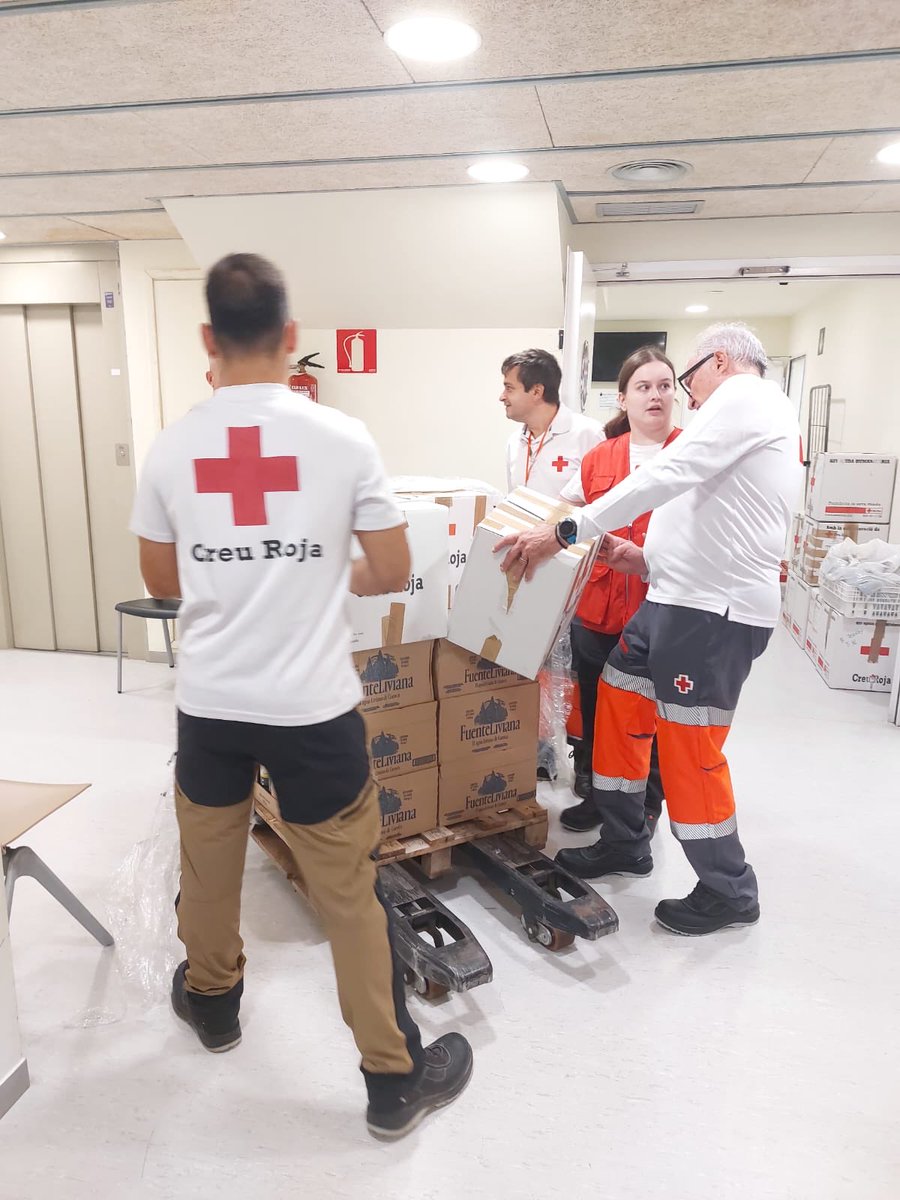 CreuRojaBCN's tweet photo. 🚨 Balanç provisional de la resposta a l’emergència #INUNCAT:
Prop de 60 persones allotjades a l’alberg d’acollida. 🧣 1.000 mantes distribuïdes. 🧴 400 kits d’higiene entregats a l’Estació de Sants.
Continuem al costat de les persones, oferint suport, protecció i acompanyament. https://t.co/ENJcJDZcHg