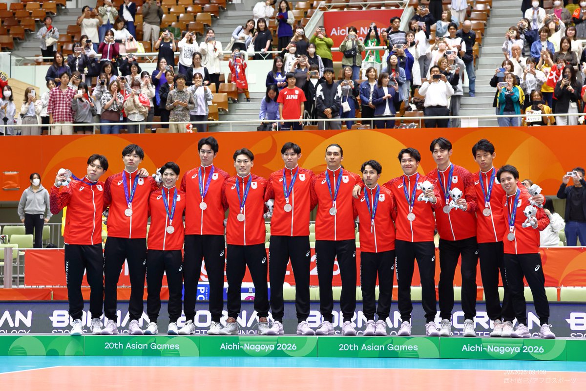 ASICS_JP's tweet photo. ◤ Congrats ◢
バレーボール男子日本代表
銀メダルを獲得。

コートを駆け抜けた日本代表。
最後まで戦い抜いた選手たちへ称賛を。

*アシックスはTEAM JAPAN ゴールドパートナー（スポーツ用品）です。

@JVA_Volleyball
@TeamJapan https://t.co/ZVSPh7ZW5S