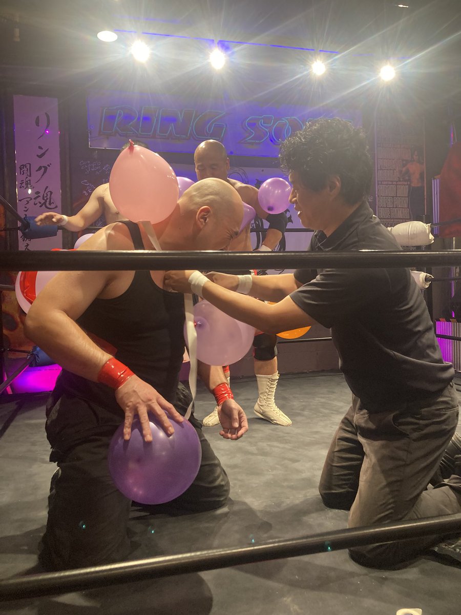 145cm1112's tweet photo. 10.4神戸リングソウル

すいはんさんが風船くっつけるの手伝ってた！

みんな四苦八苦してて可愛かった🫶

ヤサシイセカイ

個人的にはおもろかったです🎈

#Familyof52Hz https://t.co/IVJYWe6u7i