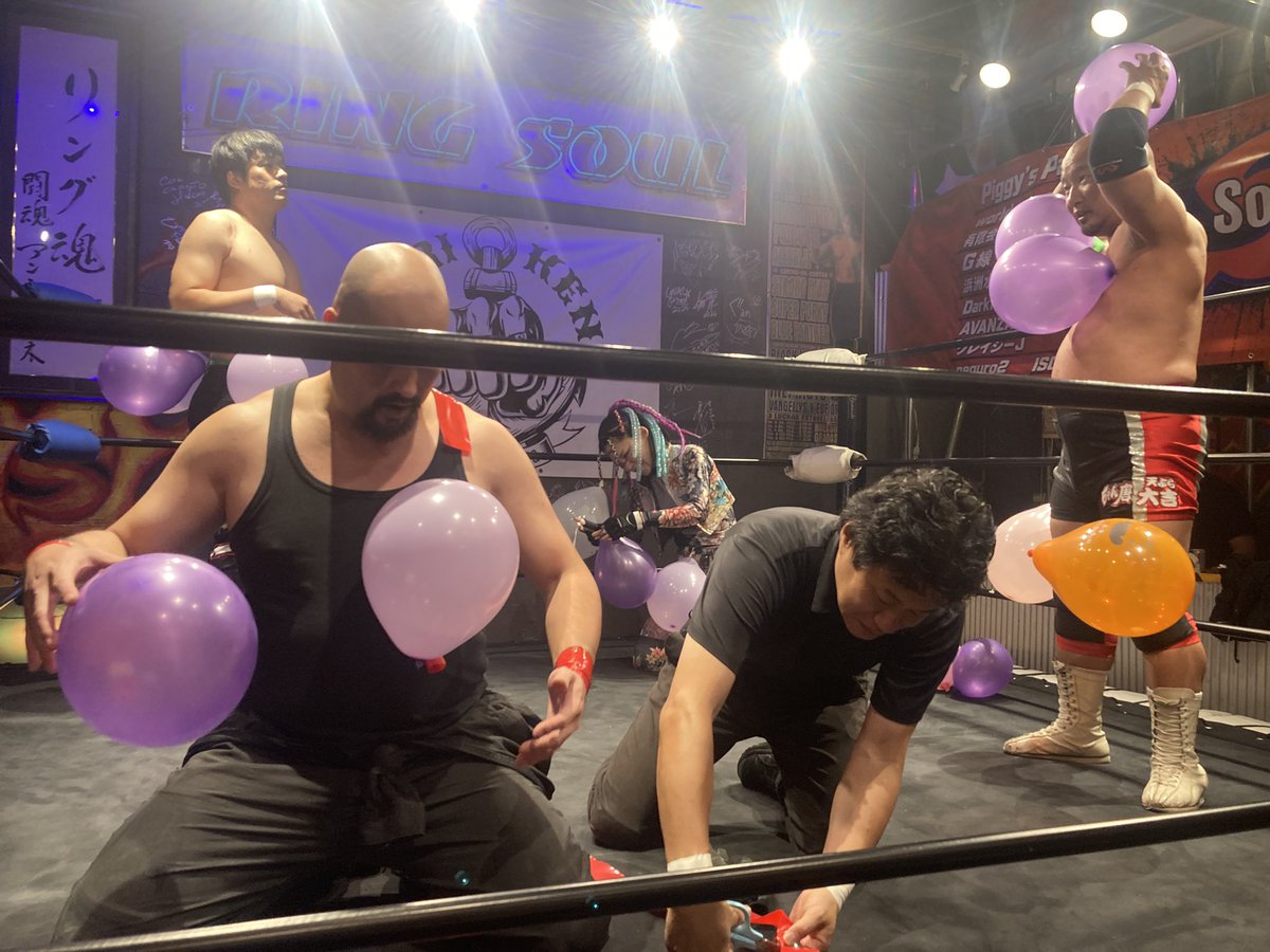 145cm1112's tweet photo. 10.4神戸リングソウル

すいはんさんが風船くっつけるの手伝ってた！

みんな四苦八苦してて可愛かった🫶

ヤサシイセカイ

個人的にはおもろかったです🎈

#Familyof52Hz https://t.co/IVJYWe6u7i
