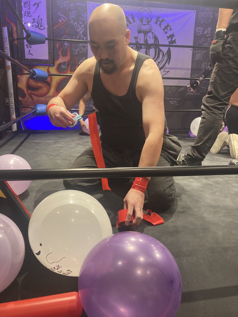 145cm1112's tweet photo. 10.4神戸リングソウル

すいはんさんが風船くっつけるの手伝ってた！

みんな四苦八苦してて可愛かった🫶

ヤサシイセカイ

個人的にはおもろかったです🎈

#Familyof52Hz https://t.co/IVJYWe6u7i