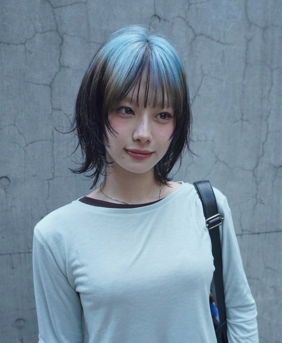 n_n_oc's tweet photo. ミント髪の件で、自分はブルベイエベなのか？ってなってる方多いけど、私も最初圧倒的にイエベだから寒色系似合わないな、と思ってたのに、やってみたら寒色系の方が似合ってもうよく分からなくなってる

pinkとオレンジも可愛いんだけど肌が暗く見えるのと色落ち過程が本当に顔がくすんでた https://t.co/y0i3pWV24a