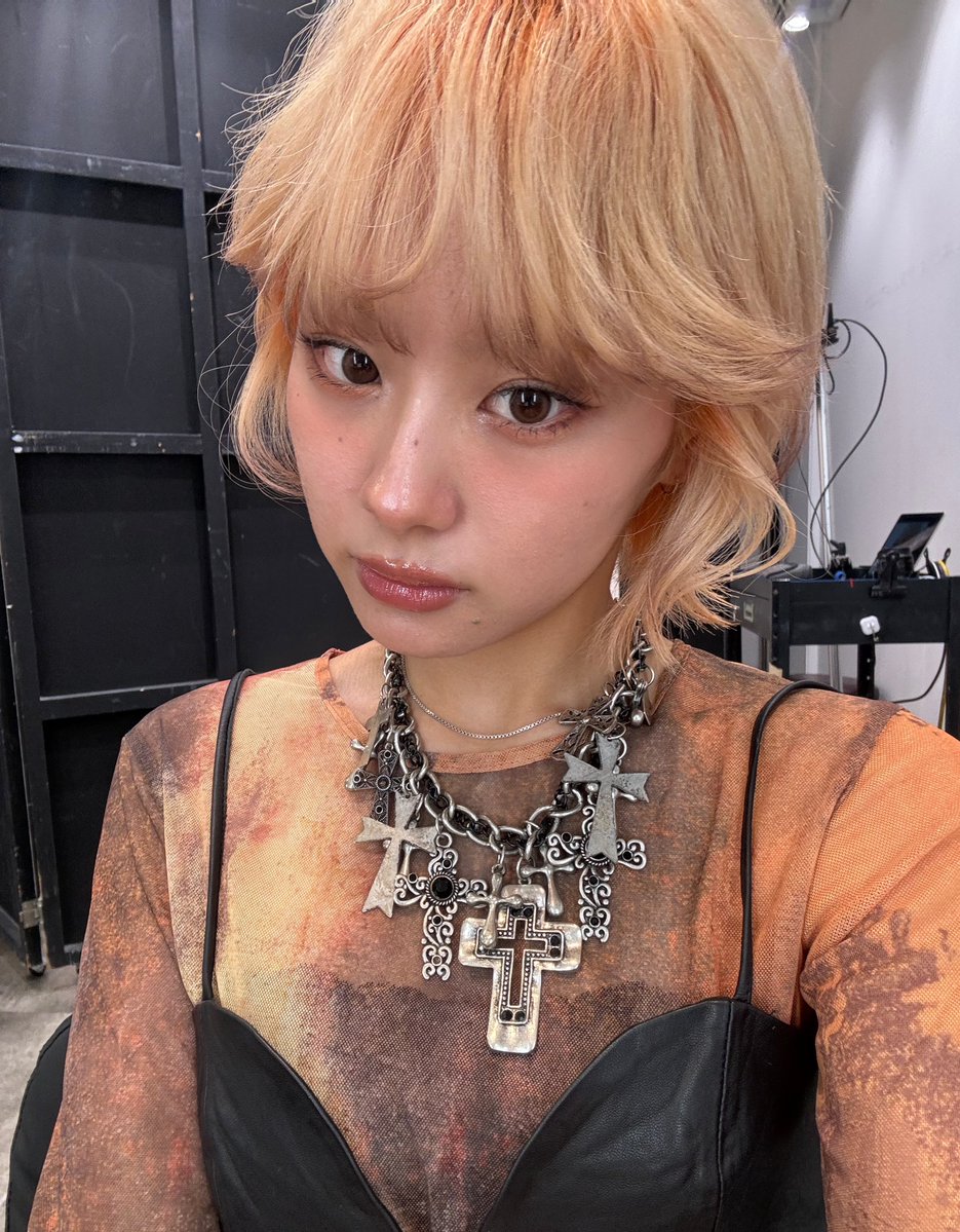 n_n_oc's tweet photo. ミント髪の件で、自分はブルベイエベなのか？ってなってる方多いけど、私も最初圧倒的にイエベだから寒色系似合わないな、と思ってたのに、やってみたら寒色系の方が似合ってもうよく分からなくなってる

pinkとオレンジも可愛いんだけど肌が暗く見えるのと色落ち過程が本当に顔がくすんでた https://t.co/y0i3pWV24a