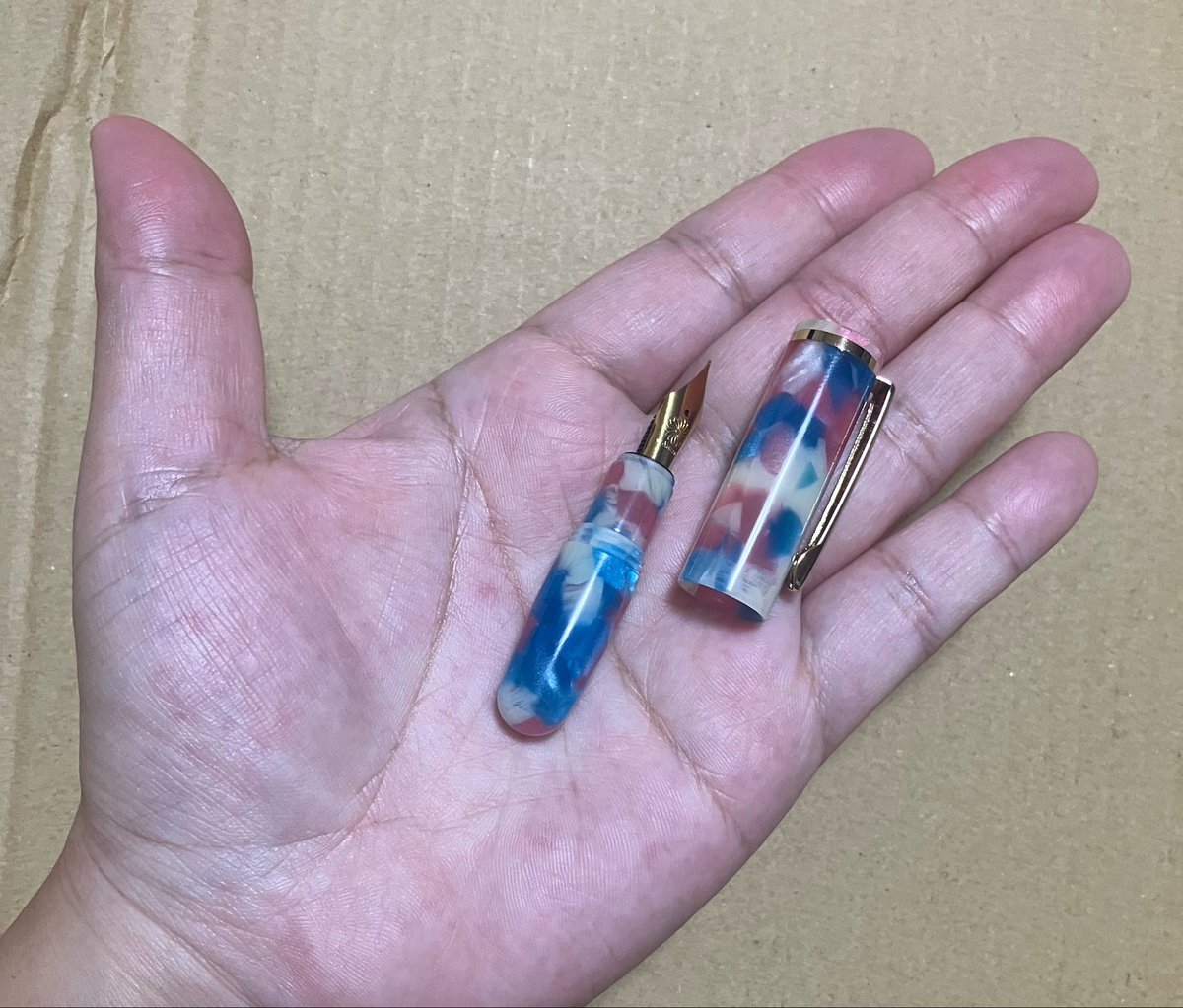 ld_bungu's tweet photo. ワンチャーのプチコが届いた！！
めちゃくちゃかわいい！！ってか小さい！！
トラベラーズノートのカードサイズに合うかも？ https://t.co/kwjt7Of9Jm