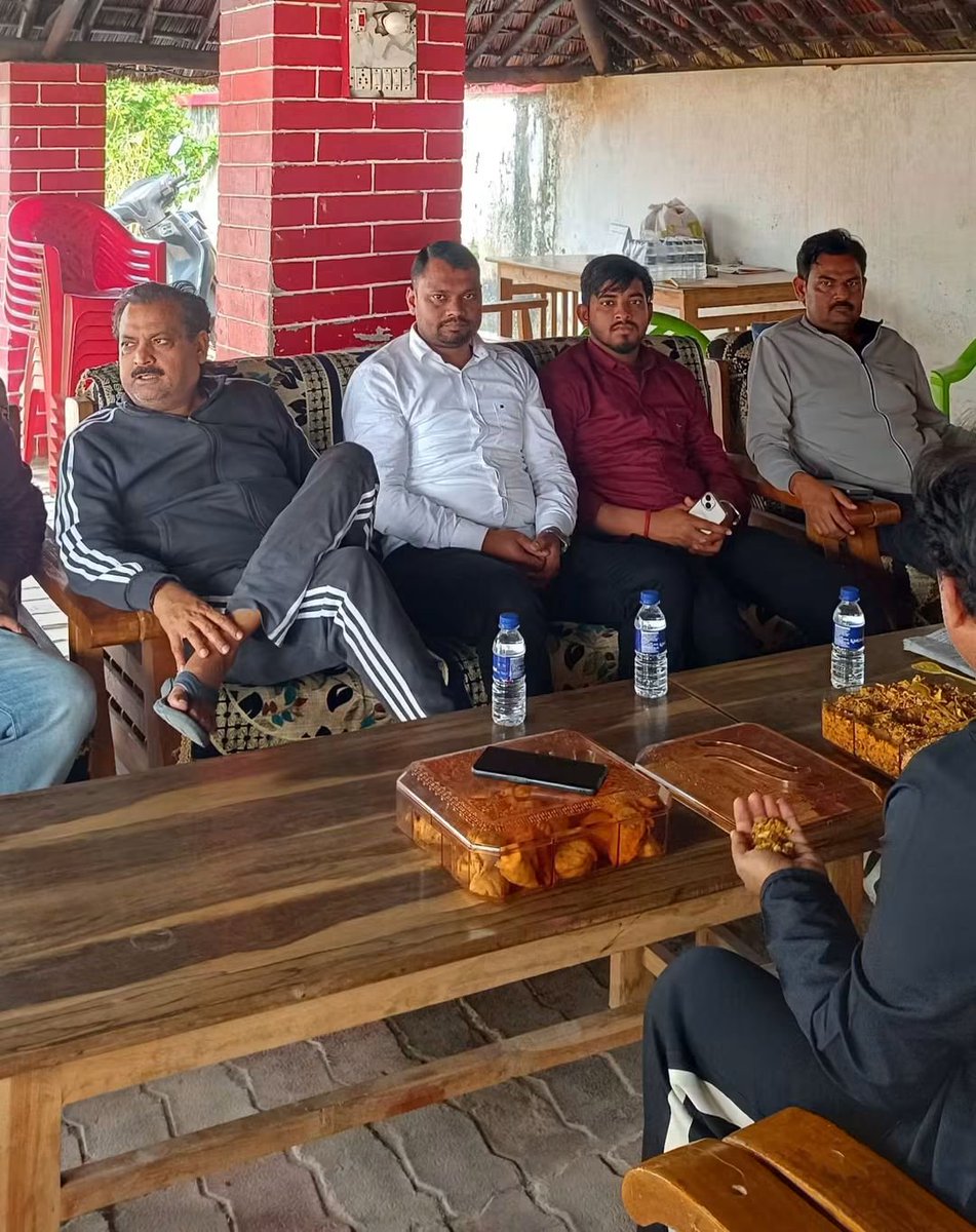 AmitMauryak13's tweet photo. जनता से सिर्फ रिश्ता नहीं, बल्कि परिवार जैसा अपनापन—
               यही उनकी पहचान है। 🙏
आदरणीय चाचा श्री Raghvendra Pratap Singh Anoop Singh 💪❣️
@yadavakhilesh @samajwadiparty https://t.co/L5gFLdCDzK