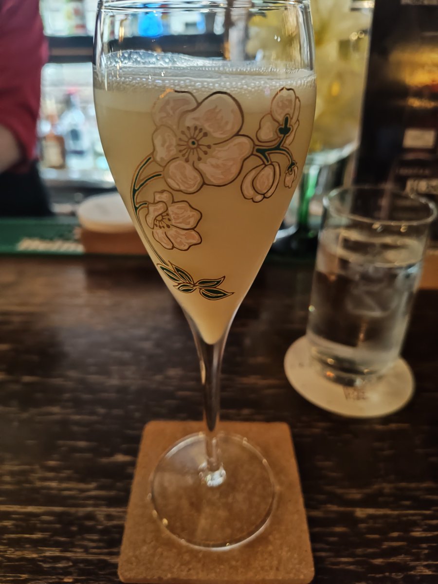 chipotokage's tweet photo. 10/4(日曜日)
休みなのに職場近くのお店で昼飲み。牡蠣が食べたくて。
牡蠣鍋とあんこう鍋のMIXも🎵
その後チェーンの寿司をちょっと摘んで日本酒。
そして今いつものバー。連れはおネムで帰宅。
#日本酒 #カクテル #牡蠣 https://t.co/KdiPk0W8NO