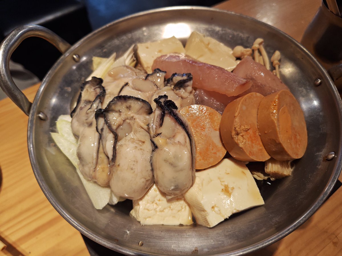 chipotokage's tweet photo. 10/4(日曜日)
休みなのに職場近くのお店で昼飲み。牡蠣が食べたくて。
牡蠣鍋とあんこう鍋のMIXも🎵
その後チェーンの寿司をちょっと摘んで日本酒。
そして今いつものバー。連れはおネムで帰宅。
#日本酒 #カクテル #牡蠣 https://t.co/KdiPk0W8NO
