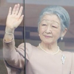 471KhRYzqE55667's tweet photo. ついに大手メディアからも出始めた前天皇皇后両陛下の批判記事
いままでの雅子さまバッシングが一転、皇室内の雅子さまいじめが明らかになるにつれ、大手メディアからも上皇陛下夫妻を批判的に扱う記事が出始めた

テレビ業界メモ https://t.co/8cV1xoRfen