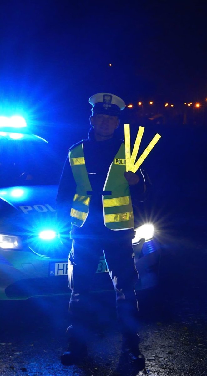 PolskaPolicja's tweet photo. Jesienią szybciej zapada zmrok, a deszcz i mgła ograniczają widoczność. Dlatego warto zadbać o to, by być widocznym na drodze. Nawet niewielki element odblaskowy może sprawić, że kierujący zauważy pieszego wcześniej i będzie miał więcej czasu na reakcję. 

❗️Pamiętaj:
➡️ po zmierzchu poza obszarem zabudowanym piesi mają obowiązek używania elementów odblaskowych (z wyjątkiem drogi przeznaczonej wyłącznie dla pieszych lub chodnika),
➡️ odblask powinien być umieszczony w widocznym miejscu – np. na kurtce, plecaku lub torbie,
➡️ przez jezdnię przechodź wyłącznie w miejscach do tego wyznaczonych i upewnij się, że kierowca zdąży bezpiecznie wyhamować. 

Kamizelka, opaska, brelok czy zawieszka - rodzaj odblasku nie ma znaczenia. Ważne, by być widocznym.

🫡 Świeć przykładem i zadbaj o bezpieczeństwo swoje oraz swoich bliskich. 

#bezpieczeństwo #odblaski #świećprzykładem #ruchdrogowy