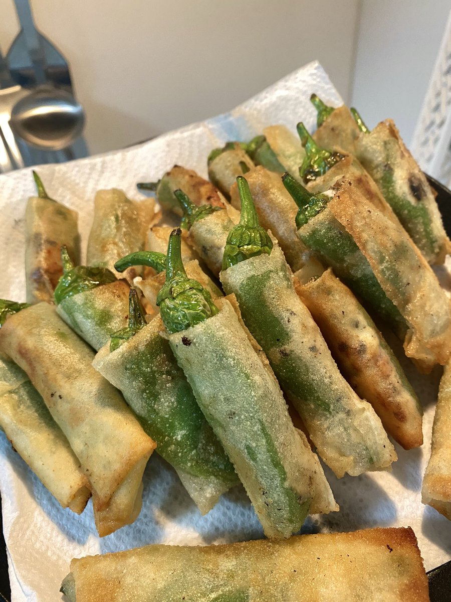 anpan__8's tweet photo. ししとうにカリカリベーコンとクリームチーズ詰めて春巻きにする神レシピ見つけて絶対おいしいと思ったので大量に作った(  ᷇ᵕ ᷆ )و https://t.co/yL6UleXqUV