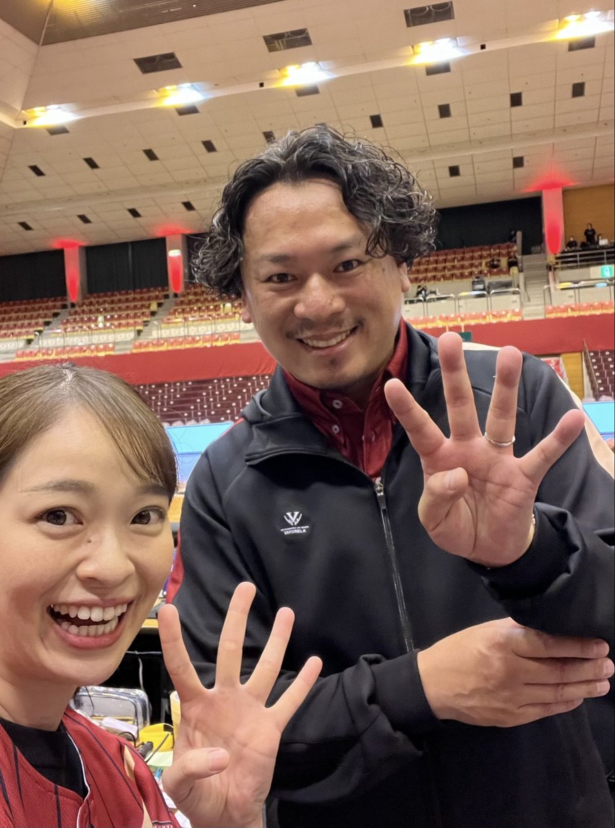 asano_723's tweet photo. #越谷アルファーズ
開幕4連勝！！！👏

MC CHEESEさんと✨ https://t.co/8dJ66KHhyu