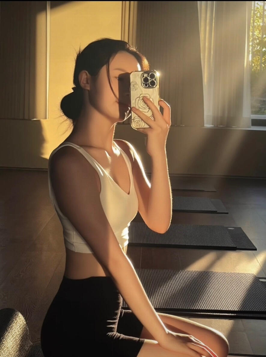 Chloeioemfdt's tweet photo. Today 's handstand and stretch check-in, the moment the sun shines down is so beautiful ✨ https://t.co/WTAqff0F1w