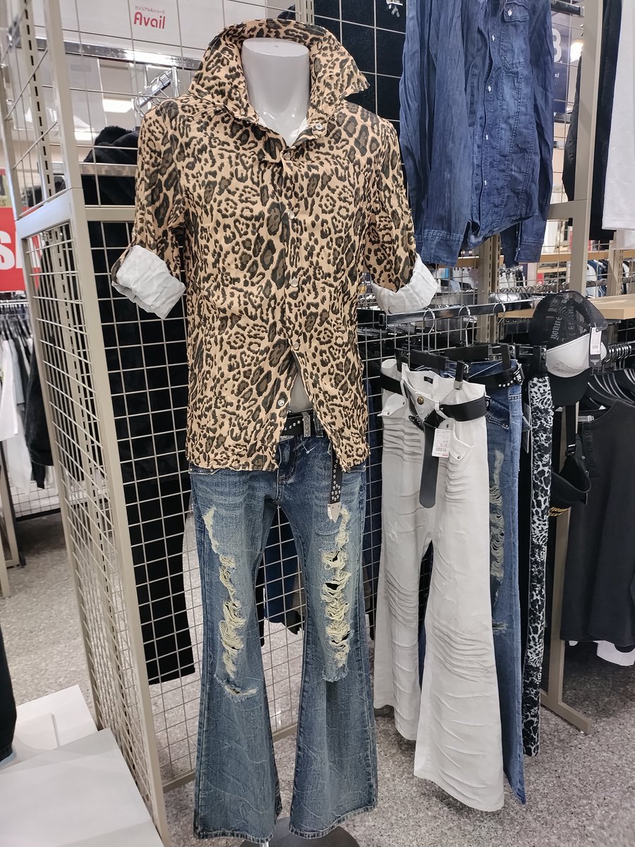 nowe4401's tweet photo. 娘が欲しいものがあるとのことでAvailへ
ひっっさびさに来たけど若者向けのファッションが多いなと感じた(  Ꙭ )
んで、このコーデ見たら20代のときこんな感じのシャツ(ここまで派手じゃないやつ)とパンツにベルト、つま先がとんがってる靴履いてたなぁって懐かしくなった😂
今は…着れんなw https://t.co/E5kmHTbDfu